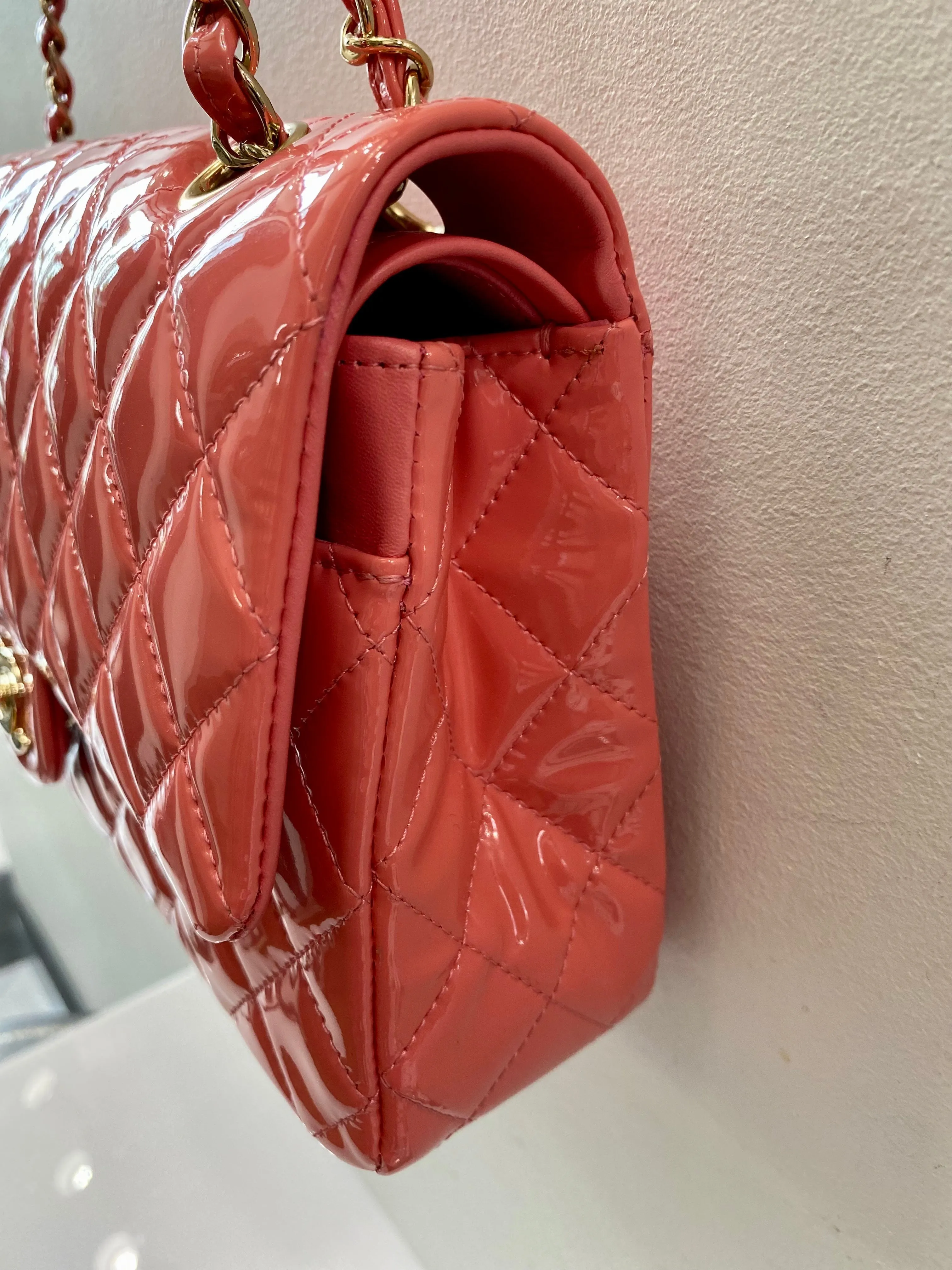CHANEL CLASSIC MEDIUM DOUBLE FLAP SHOULDER BAG